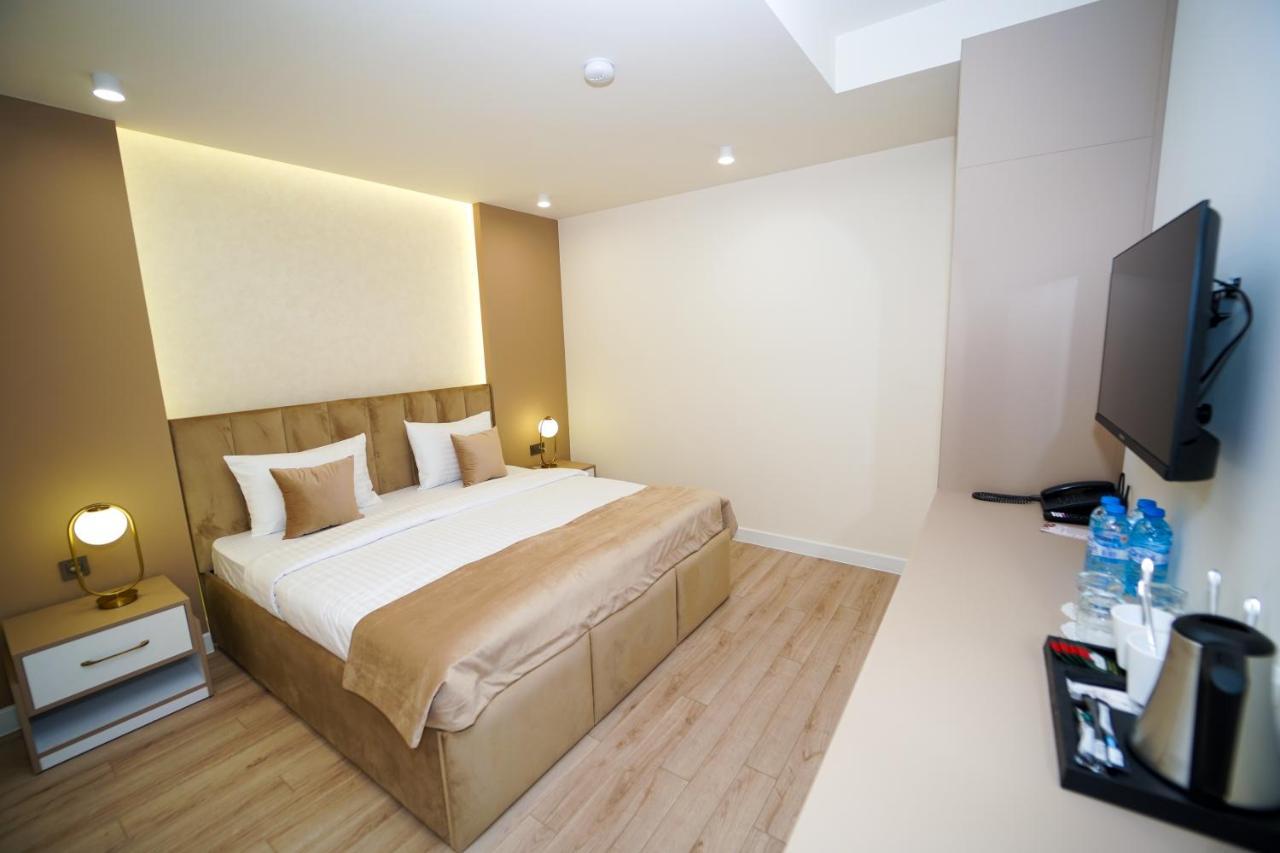 B&M Hotel เยเรวาน ภายนอก รูปภาพ